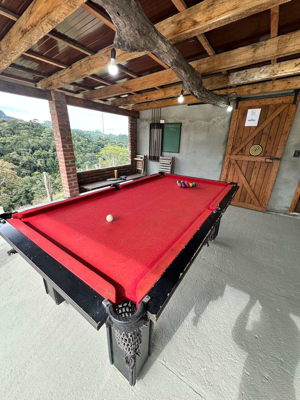 Mesa de sinuca na área de jogos